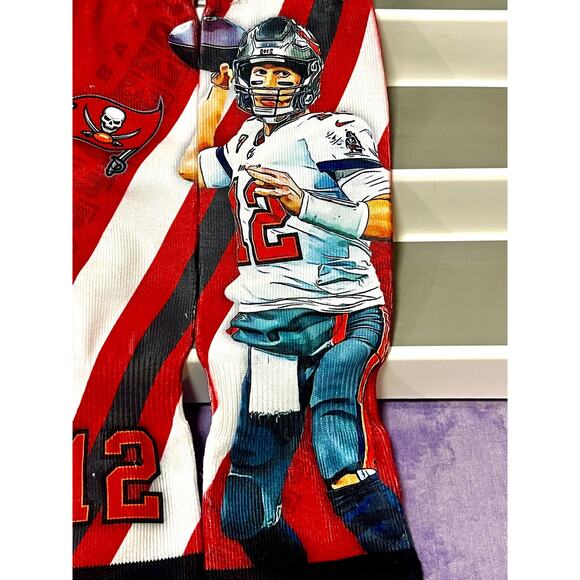For Bare Feet Tom Brady Tampa Bay Buccaneers Signing Bonus Crew Socks men’s Lg - Picture 3 of 7